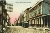 Imagen antigua de una calle de Guayaquil con la línea del tranvía en 1920.