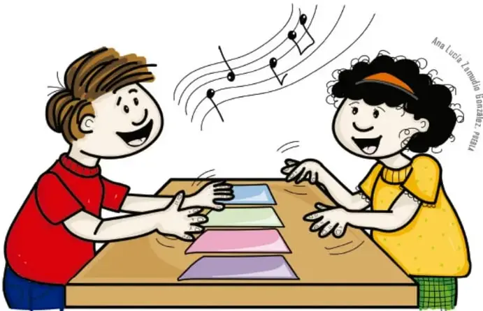 Dos niños sonrientes (un niño de camiseta roja y una niña de blusa amarilla) sentados frente a frente en una mesa tocando cuatro hojas de colores en fila, con notas musicales flotando en el aire.