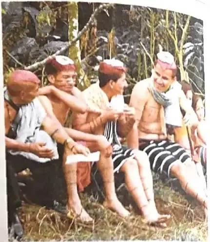 Fotografía de hombres de la comunidad shuar en la Amazonía ecuatoriana.