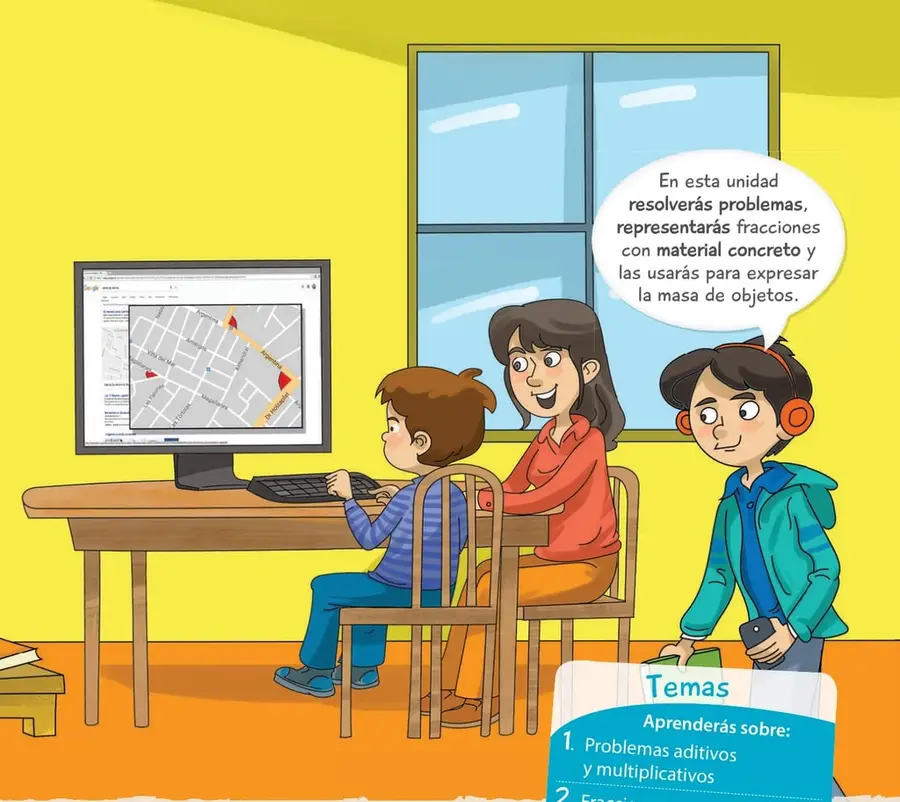 Escena de una sala o comedor con un niño y una mujer frente a un computador que muestra un mapa de calles en pantalla; a la derecha, un niño con audífonos mira la escena.
