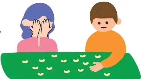 Ilustración de dos niños en una mesa verde con porotos. La niña, de polera rosada y pelo morado, se tapa los ojos con las manos; el niño, de polera naranja, extiende la mano sobre la mesa donde hay porotos dispersos.