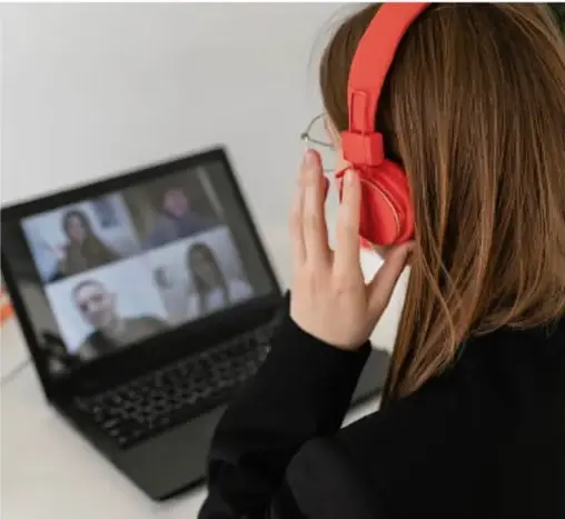 Fotografía de un grupo de estudiantes de secundaria sentados en un aula, escuchando o participando en una reunión escolar.