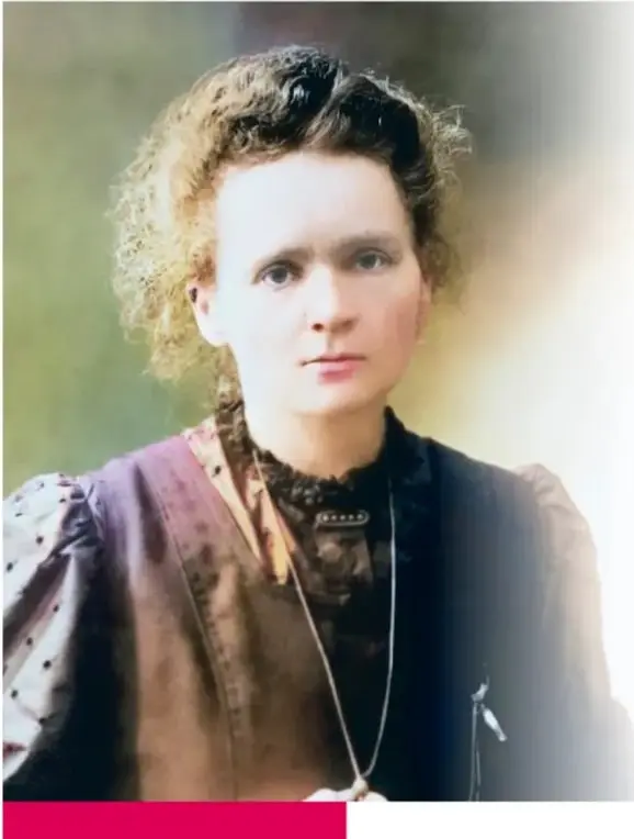 Retrato en color de Marie Curie joven, con cabello recogido, vestido oscuro de la época y un collar con colgante, mirando al frente.