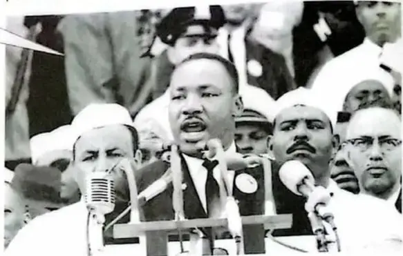 Imagen pequeña de Martin Luther King pronunciando un discurso junto a un enlace para escuchar el discurso completo.