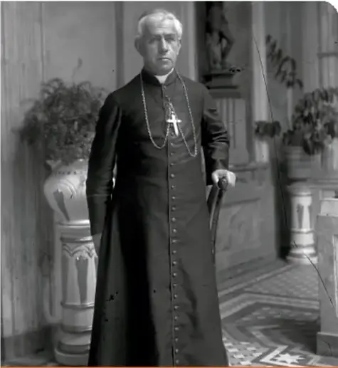 Fotografía de José Mora y del Río, arzobispo de la arquidiócesis de México, con vestimenta religiosa.