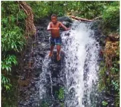 Niño jugando en una cascada de Alto Tambo, en la provincia de Esmeraldas.