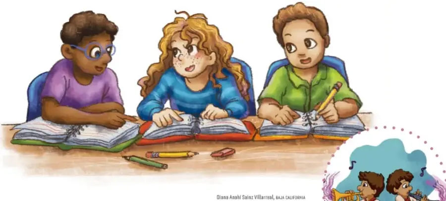 Tres estudiantes sentados en una mesa con cuadernos, lápices y colores; uno de ellos escribe.