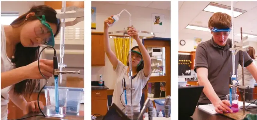 Tres fotografías de estudiantes realizando titulaciones en laboratorio escolar con buretas, matrices y soportes; en la última la disolución del matraz cambió de incolora a rosa.