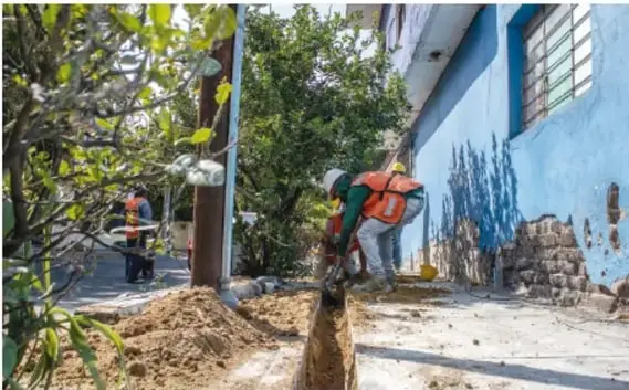 Fotografía de hombres trabajando en obra/pintura de una fachada, ilustrando la división del trabajo por sexo.