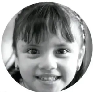 Fotografía circular en blanco y negro de una niña sonriente.