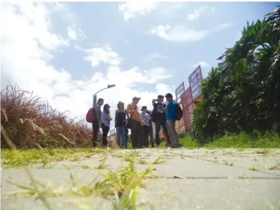 Fotografía de un grupo de estudiantes reunidos al aire libre durante una actividad de proyecto.