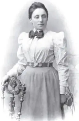 Retrato de Emmy Noether con vestido de la época victoriana.