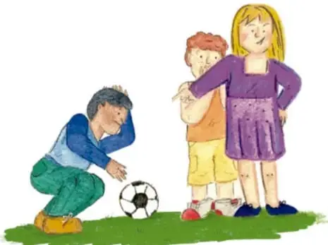 Ilustración de tres niños en un área verde con una pelota; uno en el suelo parece excluido o molesto.