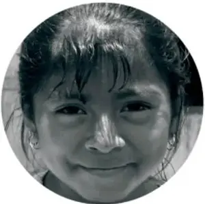 Retrato circular de una niña sonriente.