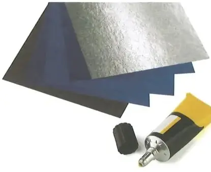 Materiales del proyecto: cartulinas de colores, papel plateado y un frasco de silicón.