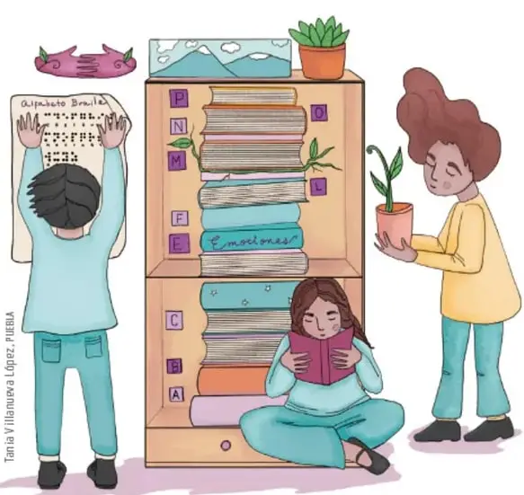 Ilustración de tres niños junto a un librero: uno lee un cartel de alfabeto braille, otra niña lee sentada y un tercer niño sostiene una maceta; hay etiquetas en el librero con letras y la palabra “Emociones”. Crédito: Tania Villanueva López, PUEBLA.