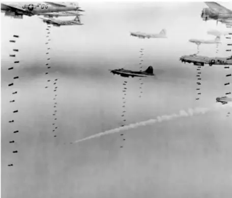 Fotografía histórica en blanco y negro de bombarderos en vuelo sobre nubes, representando la magnitud de la Segunda Guerra Mundial.