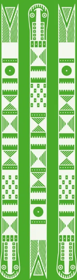 Ilustración decorativa de tres bastones o varillas con figuras geométricas, círculos y rostros estilizados en estilo indígena, sobre fondo verde.