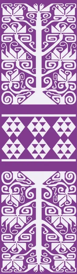 Franja vertical morada con patrones geométricos blancos: una greca con motivos triangulares y romboidales al centro, flanqueada por diseños simétricos de espirales y formas escalonadas de inspiración prehispánica.