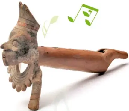 Escultura de barro con tocado y brazos extendidos, rodeada de hojas verdes y notas musicales.