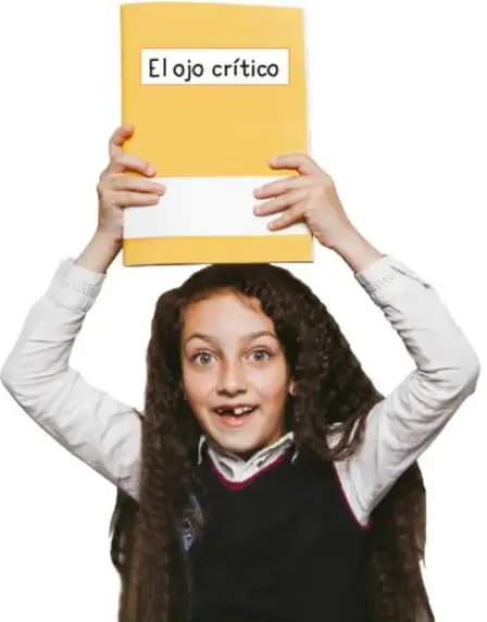 Niña sosteniendo sobre su cabeza un libro amarillo con el título 'El ojo crítico'.