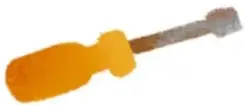 Martillo y llave inglesa con apariencia oxidada.