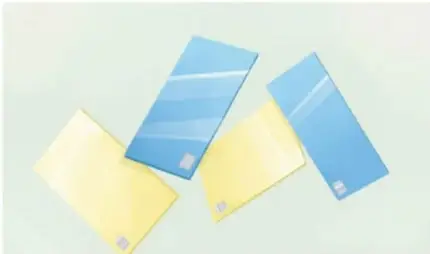 Ilustración de tres tarjetas o fichas de colores (azul, amarillo, blanco) sobre un fondo claro, relacionadas con las tarjetas que Glana inserta en la máquina.