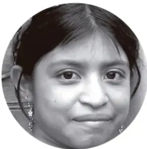 Fotografía circular en blanco y negro de una niña sonriente, probablemente estudiante participante.