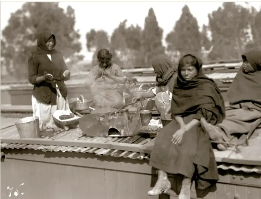 Fotografía histórica de soldaderas preparando comida en el techo de un vagón de tren, 1914 (INAH, SINAFO).