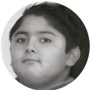 Fotografía de una niña con uniforme escolar.
