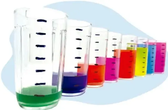 Ocho vasos de precipitados alineados con diferentes niveles de líquido de colores (verde, azul, rojo, naranja, amarillo, verde, azul, rosa).