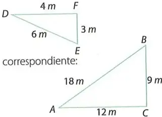 Figura con dos triángulos relacionados por las rectas paralelas $AB$ y $DE$, utilizada para demostrar la semejanza por AAA.