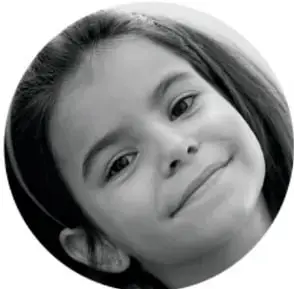 Fotografía de una niña sonriente, estudiante de primaria.