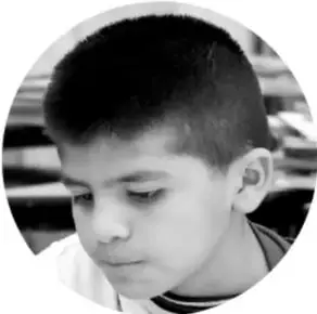 Fotografía en blanco y negro de un niño con la mirada baja, junto al ejercicio 2.
