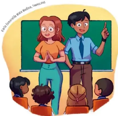 Escena de un salón de clases: una maestra y un maestro frente a un pizarrón verde, y cuatro estudiantes sentados de espaldas.