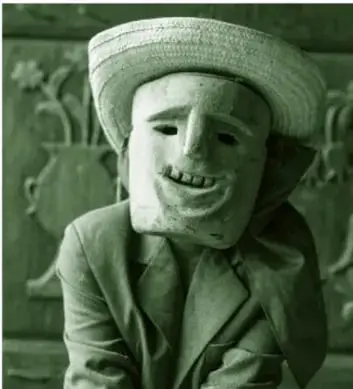 Persona con máscara de personaje sonriente, sombrero de palia y traje, típica de danzas como la de los viejitos o los chinelos. Pie de foto: 'Francisco Manuel Palma Lagunas, compa de México'.