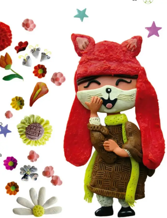 Figura de plastilina de una niña con gorro rojo con orejas de gato, bufanda verde, suéter tejido café y zapatos negros; tiene la mano cerca de la boca y los ojos cerrados.