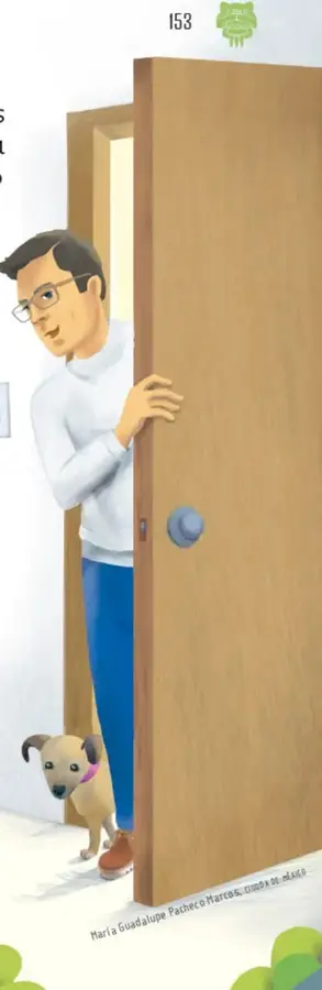 El papá de Julián asomado por la puerta entreabierta, con lentes y suéter blanco, acompañado de un perrito.