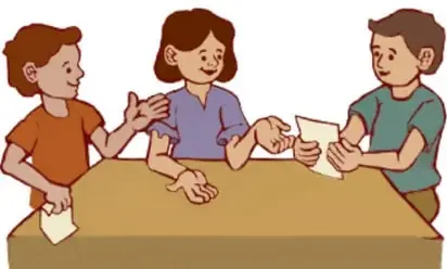 Tres estudiantes sentados a una mesa comparten y leen papeles con sus textos.