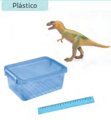 Objetos de vidrio: un vaso transparente, una botella verde y un frasco color ámbar.