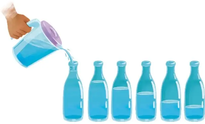 Mano vertiendo agua desde una jarra con tapa en seis botellas de vidrio con niveles crecientes de agua azul, de izquierda (vacía o casi vacía) a derecha (llena). Crédito: Diana Ivette Gutiérrez Cisneros, Guanajuato.