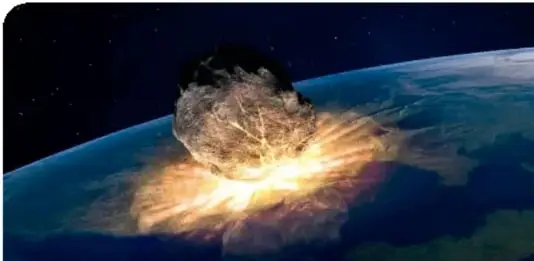 Ilustración del meteorito impactando la Tierra, con una gran explosión y material expulsado al espacio.
