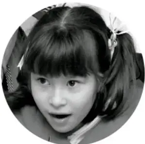 Fotografía de una niña con cabello recogido y expresión de asombro, representando a una exploradora.