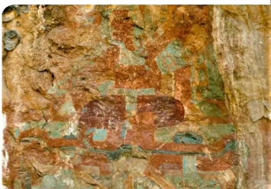 Pintura rupestre en las grutas de Juxtlahuaca, mostrando una figura humana con capa negra y tocado.