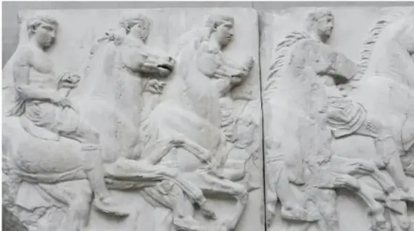 Fotografía de un fragmento de bajorrelieve del Partenón con figuras humanas y caballos.