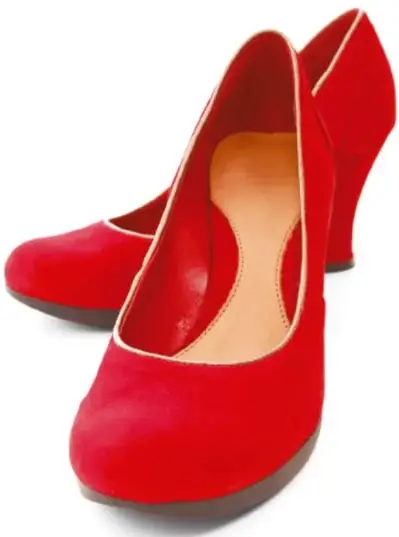 Fotografía de dos zapatos de mujer de tela roja (tipo gamuza) con tacón ancho y forro color naranja.