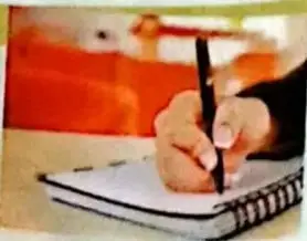 Persona escribiendo en un cuaderno, imagen relacionada con la elaboración de apuntes o resúmenes.