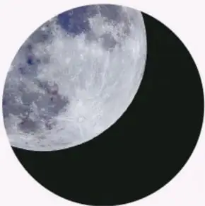 Fotografía de la Luna en fase creciente con la parte iluminada visible.