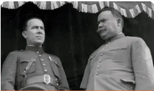 Fotografía en blanco y negro de dos hombres con uniforme militar, uno de ellos es Álvaro Obregón. Pie de foto: La contribución de Obregón fue crear instituciones que permitieran cumplir los mandatos de la Constitución.