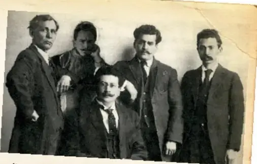 Fotografía en blanco y negro de un grupo de periodistas, entre ellos Ricardo Flores Magón.